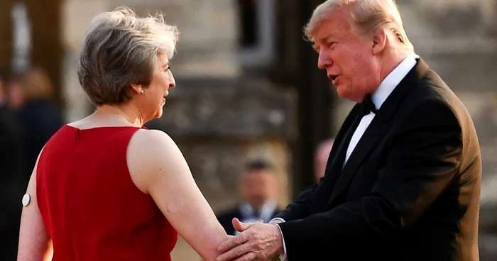 Donald Trump discutând cu Theresa May în prima sa zi a vizitei la Londra FOTO EPA-EFE