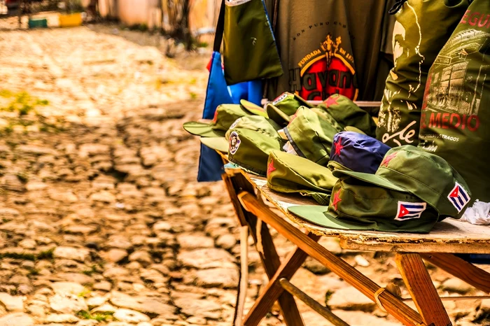 Șepci sovietice la o tarabă din Cuba FOTO SHUTTERSTOCK