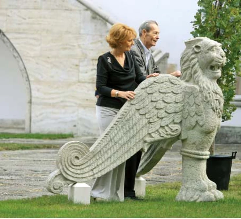 Regele Mihai a primit ieri cadou un lăstar de stejar  Foto: lucian muntean