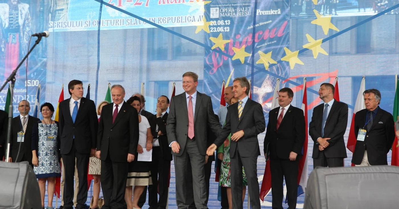 Comisarul european pentru extindere Stefan Füle, împreună cu preşedintele Nicolae Timofti şi premierul Iurie Leancă la Chişinău  FOTO: DUMITRU GONCEAR
