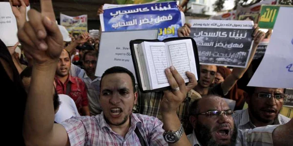 Protest în faţa ambasadei americane din Cairo.