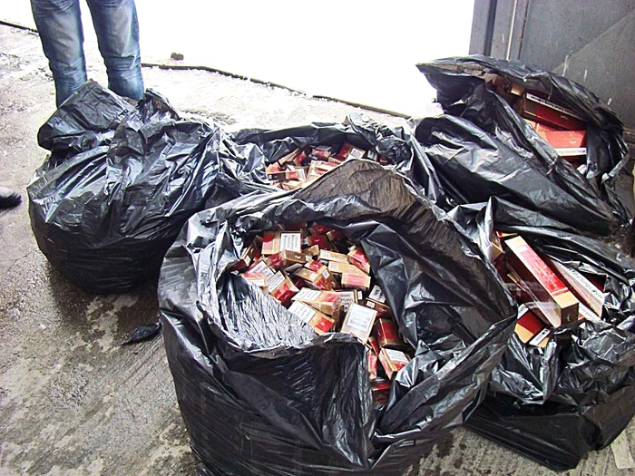 204.250 de ţigarete au fost găsite ascunse în saci şi cutii