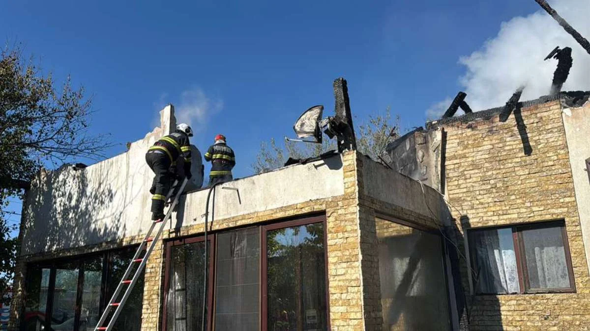 Pensiune din județul Tulcea, cuprinsă de flăcări din cauza unui scurtcircuit. Pompierii au intervenit de urgență