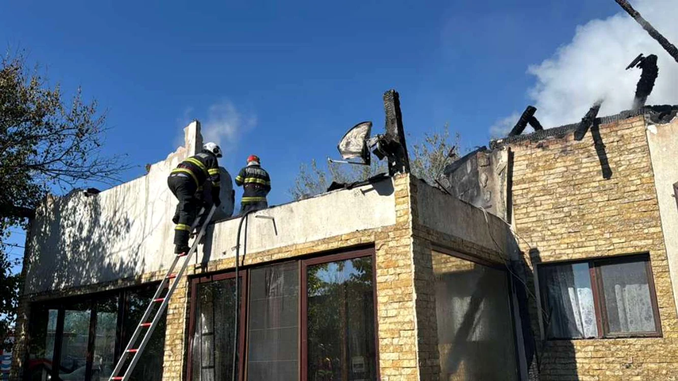 Incendiul a izbucnit la o unitate de primire turistică din localitatea Murighiol FOTO ISU Tucea