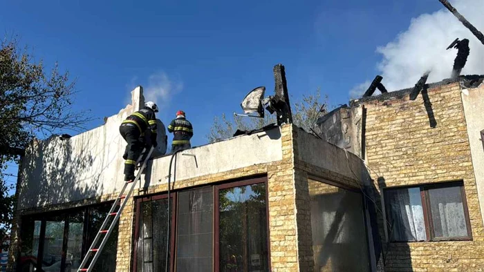 Incendiul a izbucnit la o unitate de primire turistică din localitatea Murighiol FOTO ISU Tucea