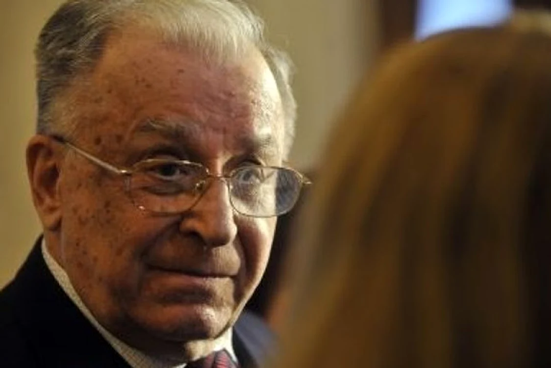 
    Ion Iliescu a fost internat în spital  
