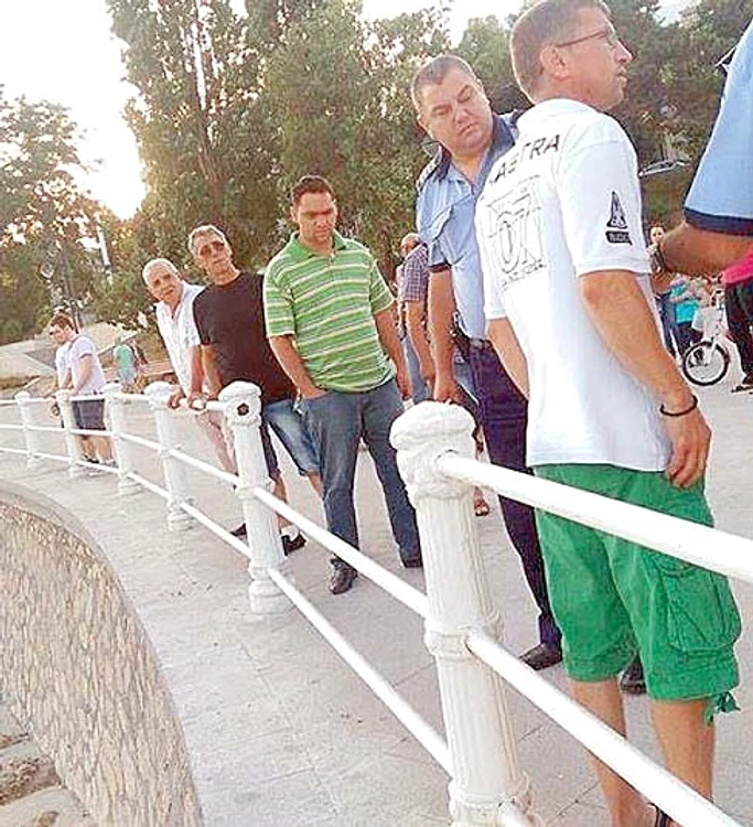 Aici a căzut femeia. Martorii spun că şi alte bare sunt şubrede