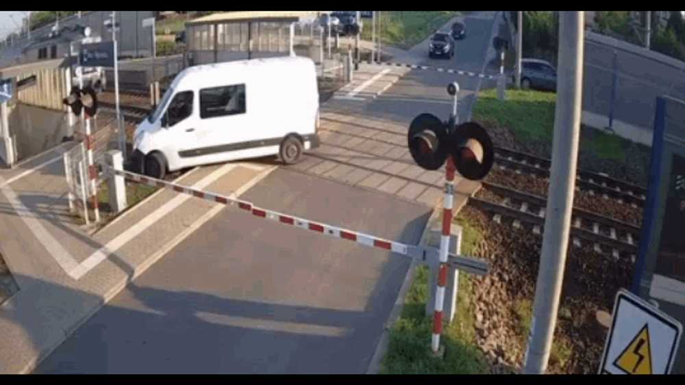 Momentul cumplit în care o dubă este lovită de tren. Șoferul a scăpat ca prin miracol