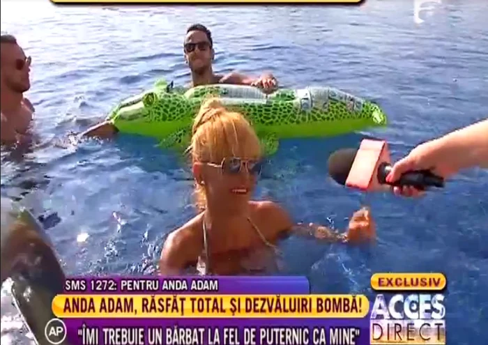 Anda Adam în piscină, alături de dansatorii ei