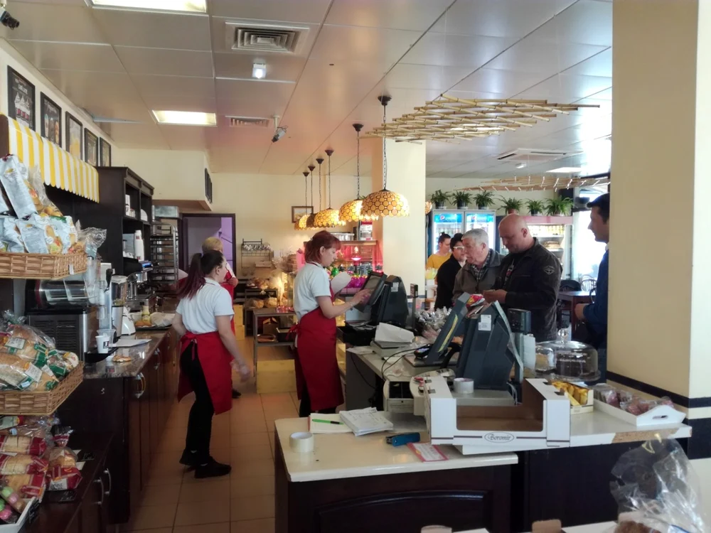 Magazinul Boromir Pan Cafe de la poarta fabricii din Râmnicu Vâlcea Foto Daciana Stoica
