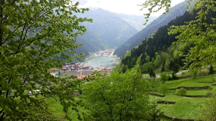 Cei doi au văzut de la înălţime Lacul Uzungol, atracţie turistică aflată în nordul Turciei