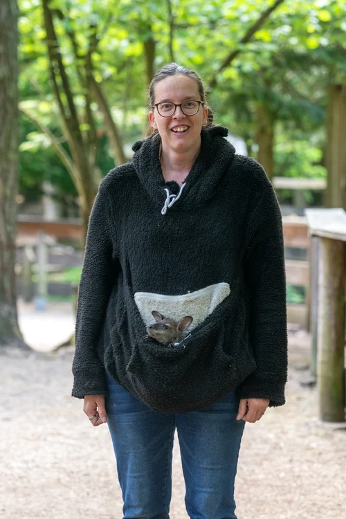 Nicole Hoffmeister, directoarea grădinii zoologice din Abensberg, are grijă nonstop de Elli