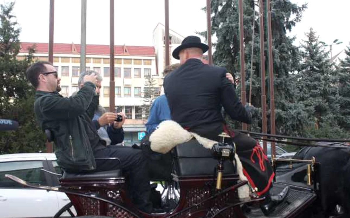 Dacre Stoker, însoţit de un fotograf şi un realizator al postului Travel Channel, a venit în Bistriţa cu caleaşca FOTO: Bianca Sara