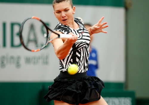 Românca a purtat ieri noul echipament Adidas, în care arată ca o zebrăFoto: AP