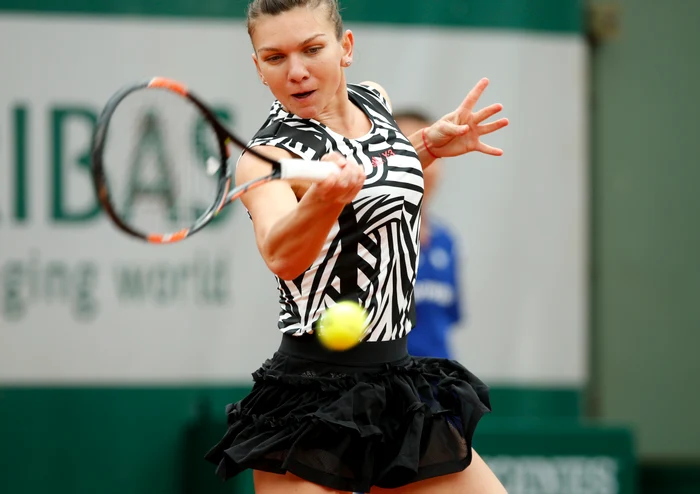 
    Românca a purtat ieri noul echipament Adidas, în care arată ca o zebrăFoto: AP  