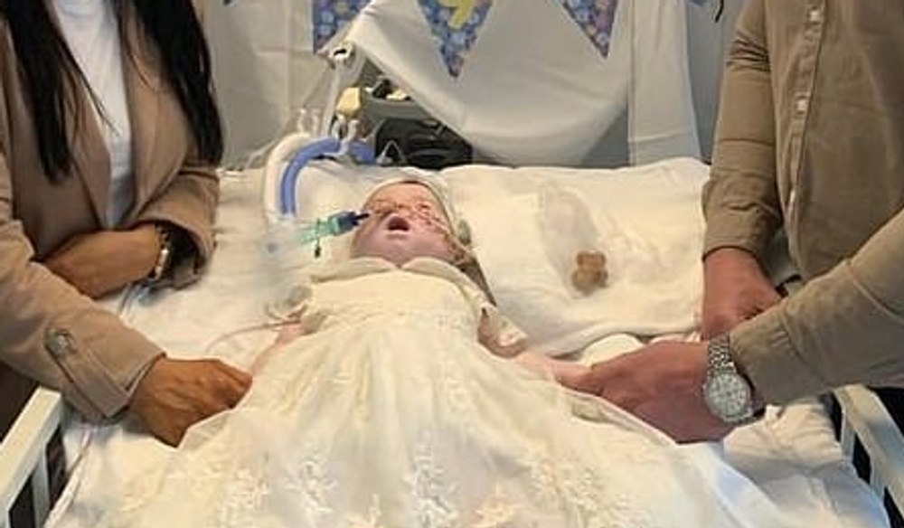 Cazul fetiţei din Marea Britanie afectate de o boală mitocondrială incurabilă: Medicii au deconectat aparatele