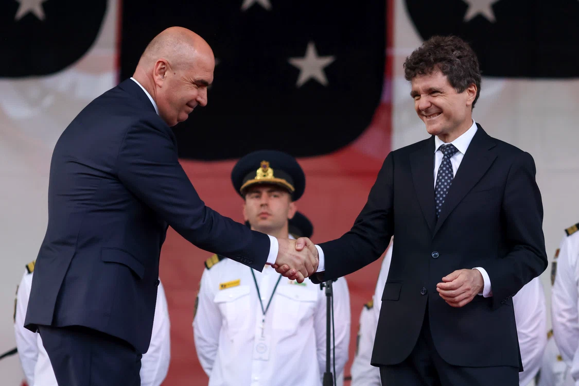 Ilie Bolojan și Nicușor Dan și-au dat mâna l recepția de la Ambasada SUA. INQUAM Photos George Călin