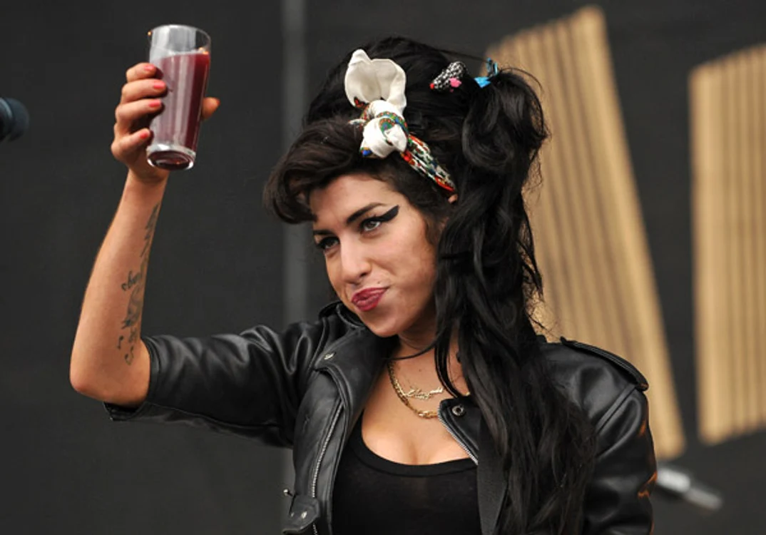 Amy WInehouse s-a luptat,pe parcursul vieții, cu dependența de alcool