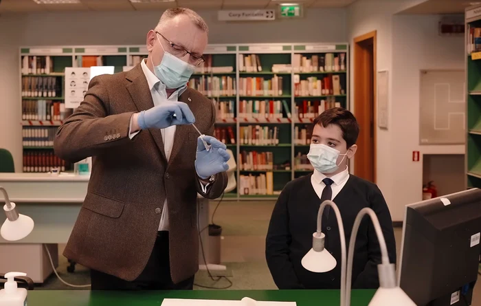 
    Ministrul Educaţiei face o demonstraţie video de utilizare a unui test de salivă  