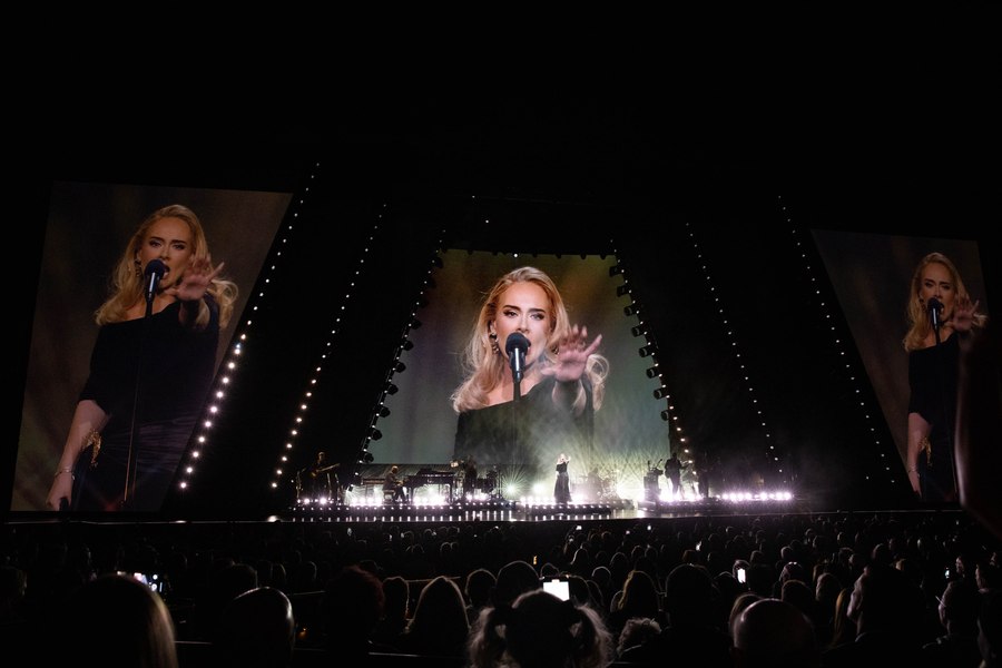 Adele, în lacrimi după ce a zărit-o pe Celine Dion în public. „Toată lumea a simțit ceea ce au simțit ele”
