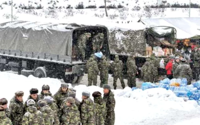 Bucureşti. Militarii încarcă în camioane donaţiile pentru sinistraţi  Foto: Adevărul