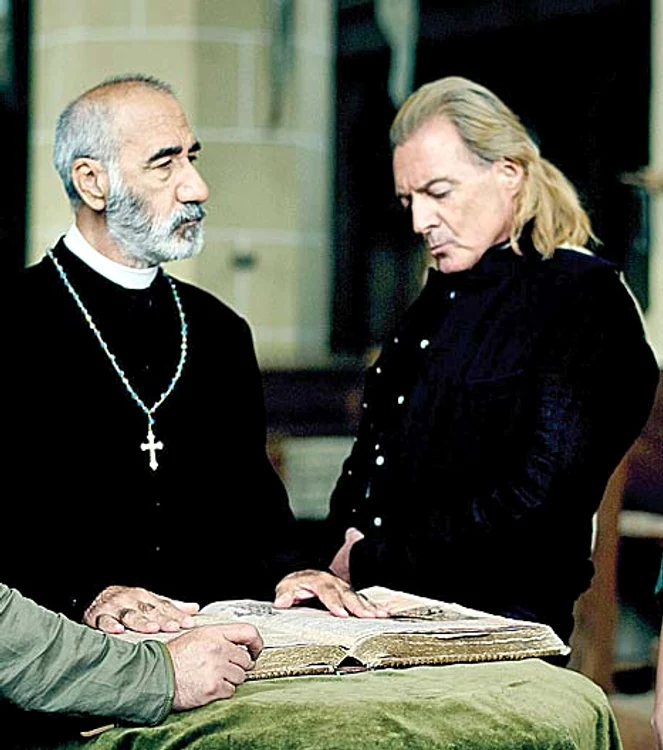 Assante, lângă actorul român Răzvan Vasilescu