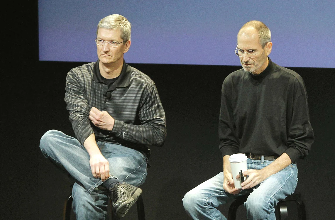 
    Tim Cook i-a luat locul lui Jobs în fruntea companiei Apple în august 2011, cu doar două luni înainte de moartea acestuiaFoto: AP  