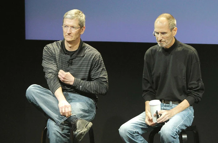 
    Tim Cook i-a luat locul lui Jobs în fruntea companiei Apple în august 2011, cu doar două luni înainte de moartea acestuiaFoto: AP  