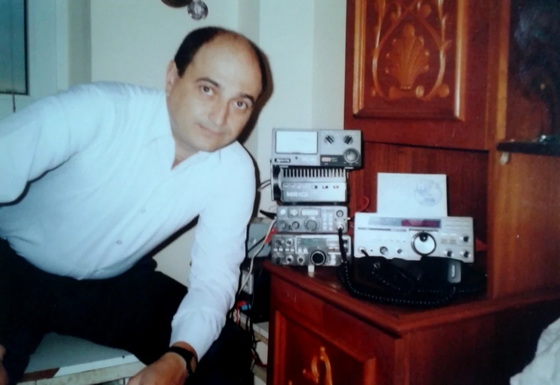 Remus Vatcu lângă staţiile sale radio   FOTO arhiva personală