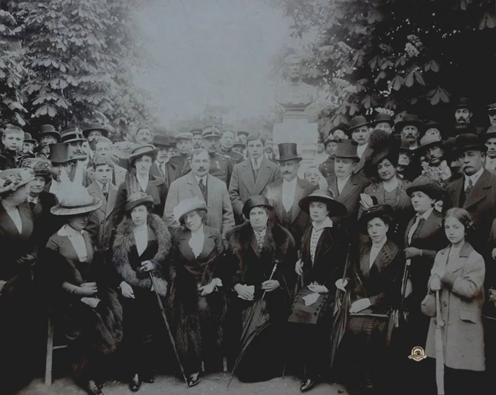 Imagine din 1912, de la dezvelirea bustului lui Gh. Apostoleanu Foto: Arhivele Naţionale-Filiala Vrancea