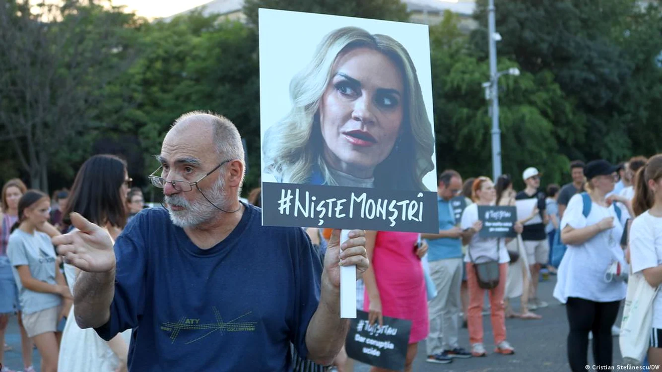 Protestatari la București care au cerut demisia Gabrielei Firea și a lui Marius Budăi