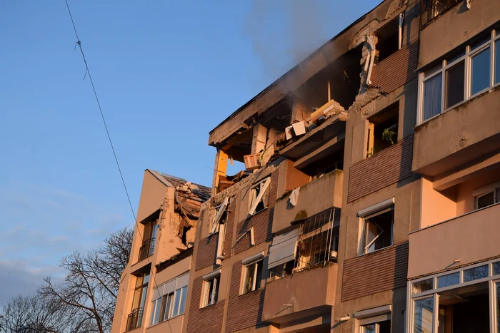 Un apartament a sărit în aer FOTO: buletindecarei.ro