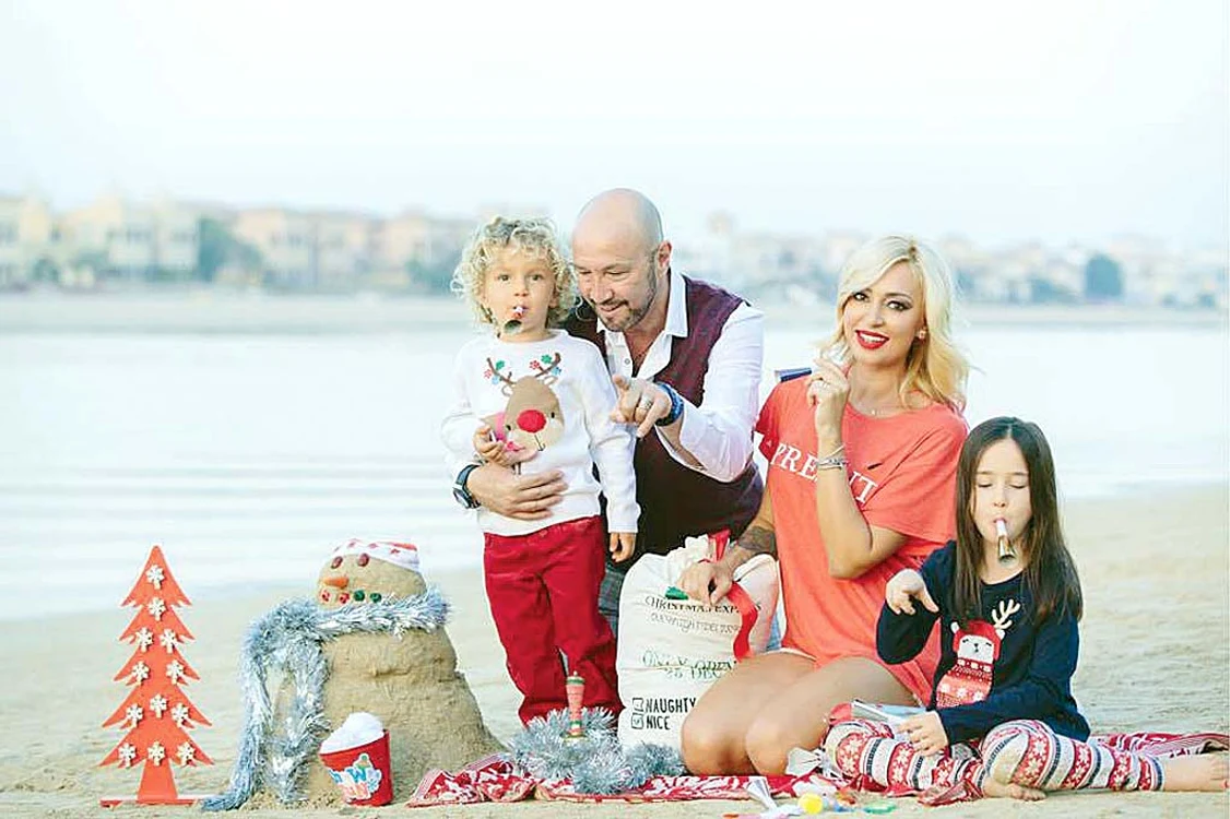 Familia Zenga  a construit în  Dubai un om de  “zăpadă” din nisip