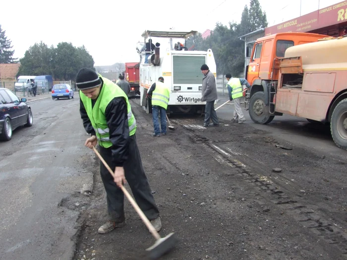 Strada Golescu a fost luată cu asalt în această dimineaţă de muncitori