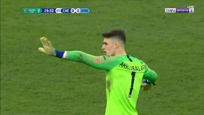 
    Kepa îi face semn antrenorului că rămâne în teren  