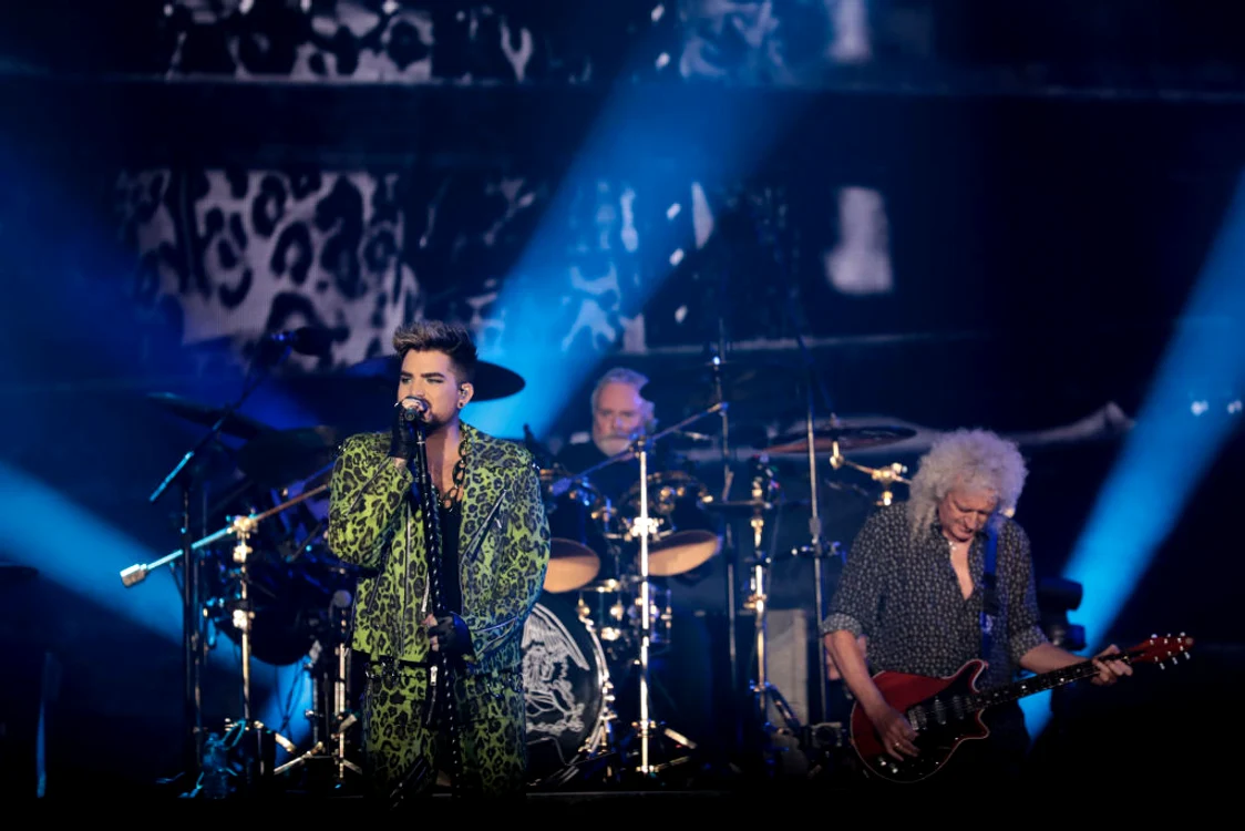 
    Adam Lambert, alături de Brian May, la concertul „Fire Fight Australia”Foto: Getty  