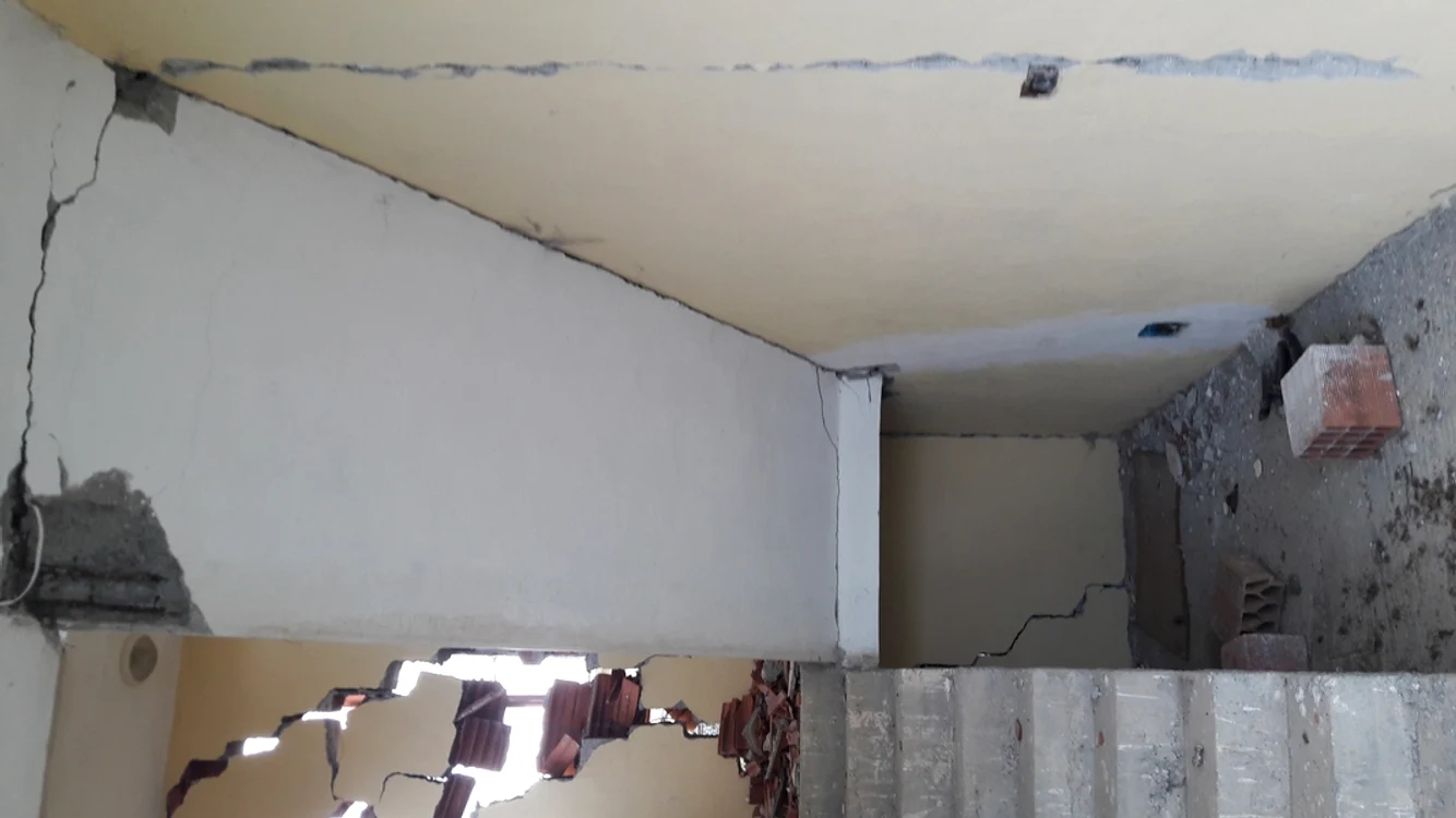Casa a fost afectată de cutremurul din Albania