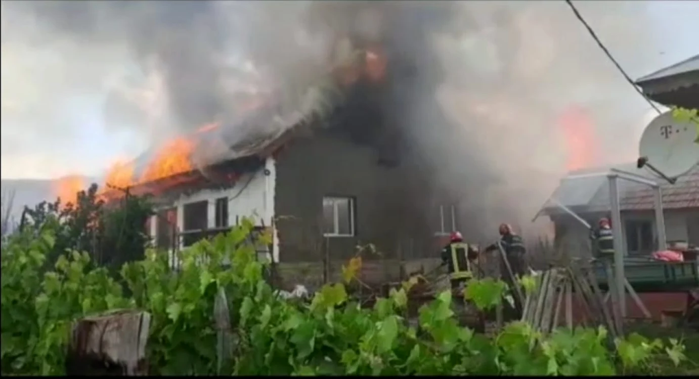 Incendiul a cuprins o gospodărie întreagă FOTO: captura video