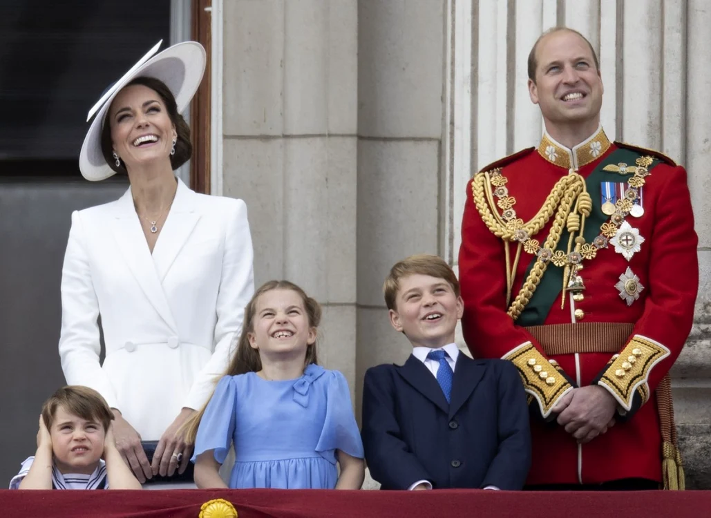 Kate Middleton împreună cu Prinţul William şi cei trei copii ai lor. Foto: Profimedia