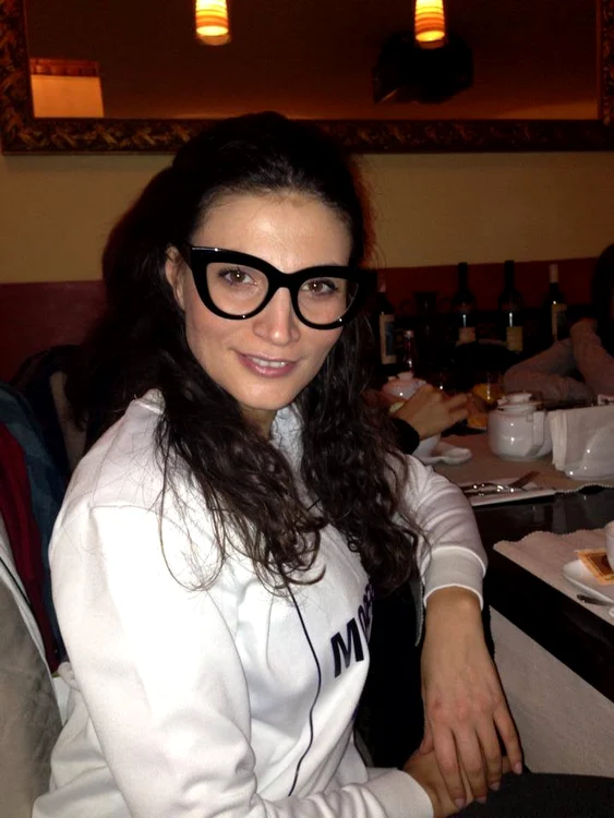 Mai nou, Ioana Ginghină poartă o pereche de ochelari care sunt în trend