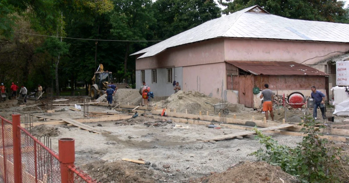 Un om de afaceri din Găeşti îşi face de cap pe domeniul public