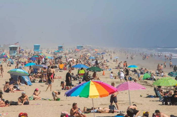 Americanii nu mai ţin cont de restricţii şi au ieşit grămadă pe Huntington Beach FOTO AFP / Apu Gomes  