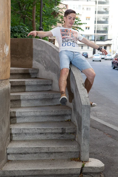 Artistul s-a dat pe balustradă ca pe tobogan, spre amuzamentul celor din jur (foto: arhiva personală)