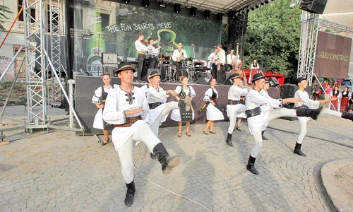 Iubitorii de muzică populară  vor putea asculta interpreţii  preferaţi pe o scenă  din Parcul Cişmigiu jpeg