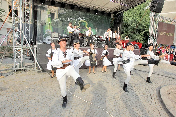 Iubitorii de muzică populară  vor putea asculta interpreţii  preferaţi pe o scenă  din Parcul Cişmigiu