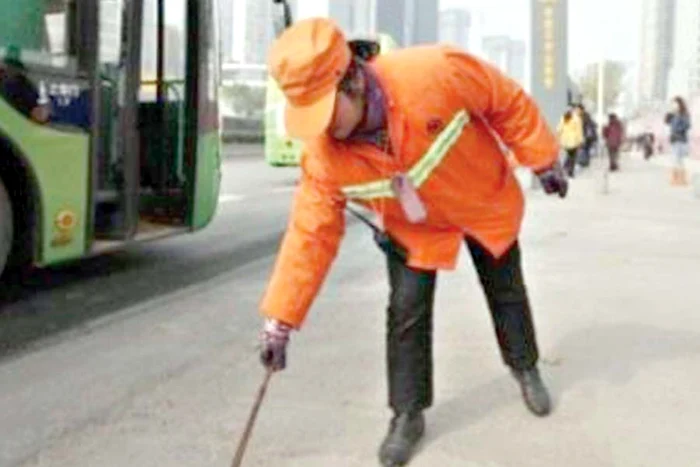 Mătură străzile oraşului şase zile din şapte