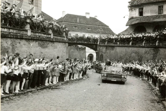 Aspecte
din timpul vizitei conducătorilor de partid şi de stat în regiunea Braşov,
oraşul Sibiu. (15-18 iunie 1967) – Sursa Foto „Fototeca
online a comunismului românesc”, Cota arhivistica 334/1967