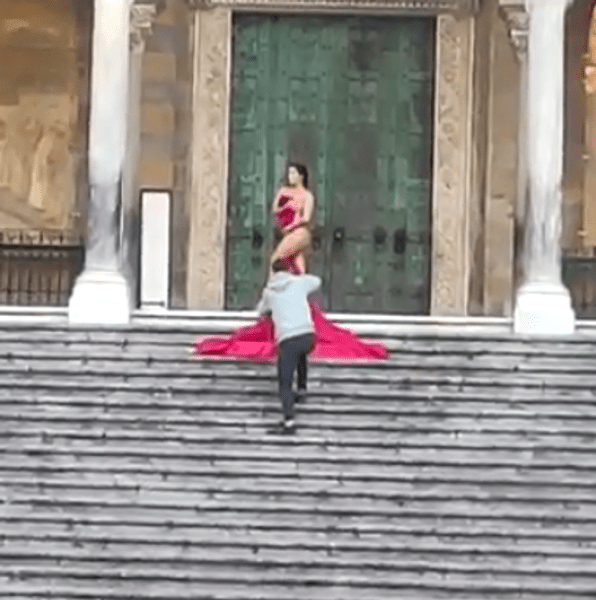O turistă a pozat semi-nud pe treptele unei catedrale din Italia. Reacția localnicilor VIDEO