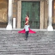 sedinta foto semi nud pe treptele unei catedrale din italia foto captura de ecran