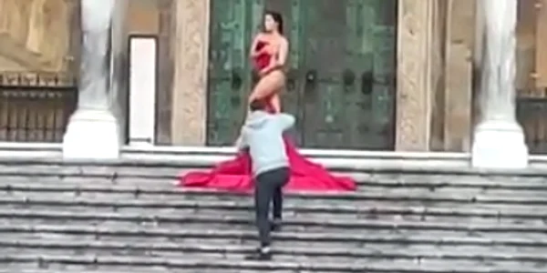 sedinta foto semi nud pe treptele unei catedrale din italia foto captura de ecran